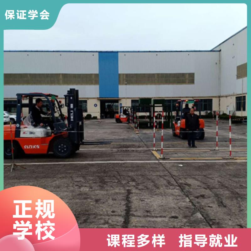 挖掘机钩机学校排行榜|上车实操的挖沟机学校|