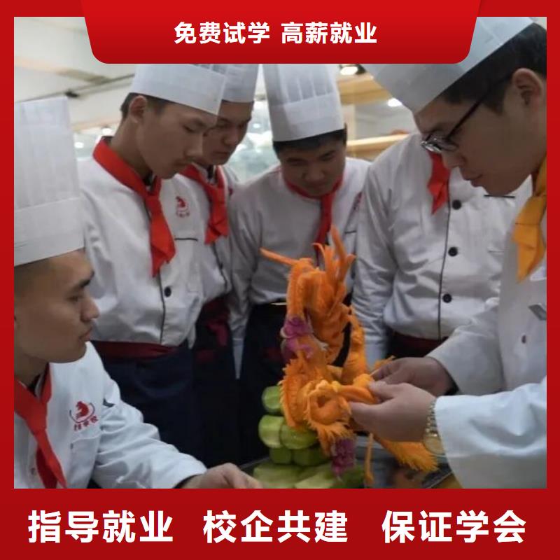 【厨师技校】哪个学校能学开挖掘机铲车叉车就业前景好