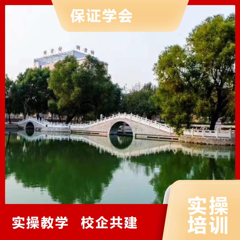 挖掘机培训学校哪里能学挖掘机就业快