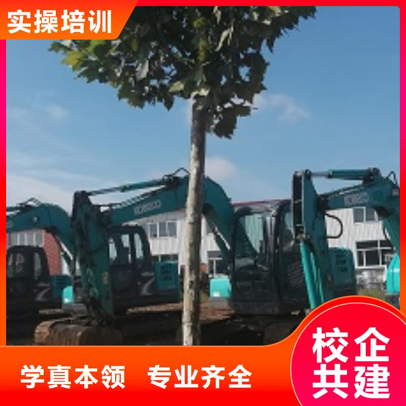 挖掘机技校虎振挖掘机学校实操教学