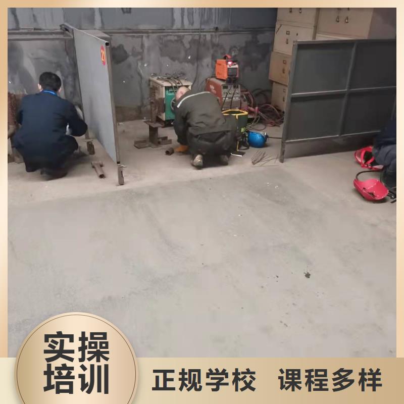 焊工学校学挖掘机钩机学费多少钱学真技术
